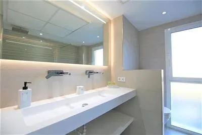 EC2_Modern_family_bathroom_with_walk-in_shower,_toilet_and_sink.JPG