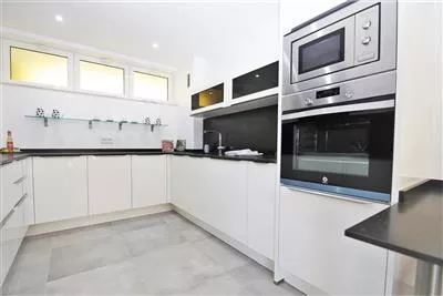 EC2_Modern_kitchen_is_fully_equipped_with_all_the_appliances.JPG