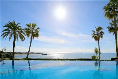 EC4WATCH_More_pictures_of_the_stunning_swimming_pool_with_sea_views.JPG