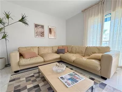 EC4WATCH_Comfortable_seating_area_for_six_guests_on_the_living_room.JPG