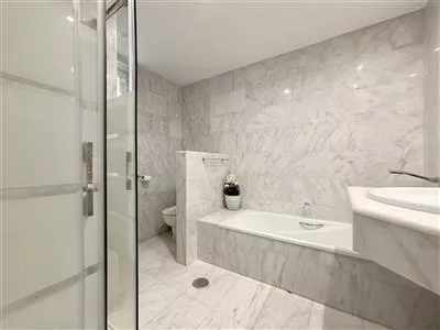 EC4.WATCH_En-suite_bathroom_to_the_master_bedroom_with_bath,_shower,_toilet_and_hand-basin.JPG