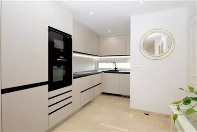 SEAVIEW_Modern_kitchen_with_Bosh_appliances_.JPG