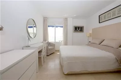 SEAVIEW_Comfortable_master_bedroom_with_dressing_table_and_sea_view.JPG