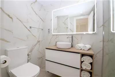 SEAVIEW_Modern_ensuite_shower_room_to_the_master_bedroom_.JPG