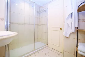 PE02_Shower_room_to_the_twin_bedroom.JPG