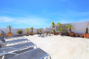 PE02_Huge_roof_terrace_with_extra_dining_area,_sunloungers_and_gas_barbecue.JPG