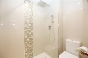 VM1_Family_bathroom_with_shower,_toilet_and_hand-basin.JPG