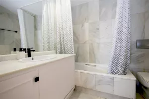 BC3_En-suite_bathroom_to_the_master_bedroom_with_bath,_shower,_toilet,_bidet_and_hand-basin.JPG