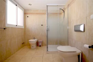BC3_En-suite_bathroom_to_the_third_bedroom_with_shower,_toilet,_hand-basin_and_bidet.JPG