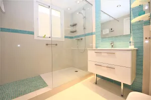 BC2_En-suite_bathroom_to_the_master_bedroom_with_walk-in_shower.jpg