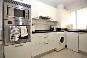 PA2_Modern_kitchen_is_fully_fitted_with_all_the_appliances.JPG