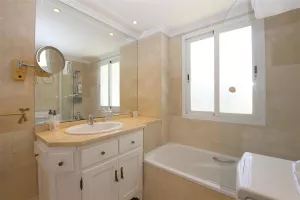 _En-suite_bathroom_to_the_master_bedroom_with_bath,_shower,_toilet_and_hand_basin.jpg