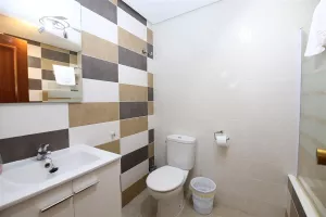 PPBA_Family_bathroom_with_bath_with_overhead_shower,_WC_and_sink.jpg