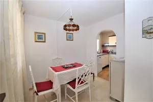 PPBA_Dining_area_with_seating_for_four_guests.jpg