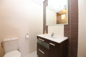 PPBA_En-suite_bathroom_equipped_with_shower,_WC_and_sink.jpg