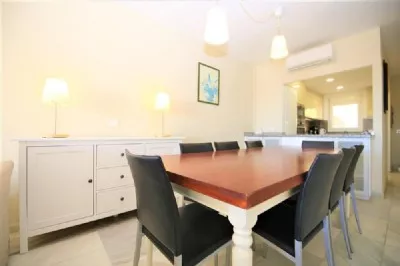 BC1 Dining_area_in_the_lounge_for_6.JPG