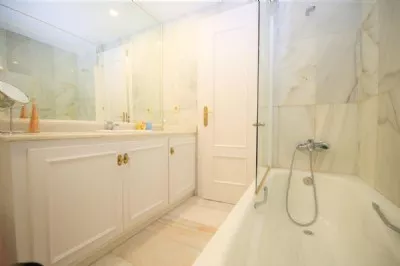BC1_Ensuite_bathroom_of_master_bedroom.JPG