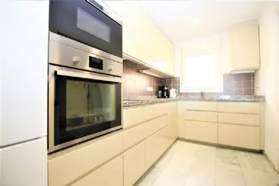 BC1_Modern_kitchen_with_all_appliances_(fridge-freezer_etc).JPG