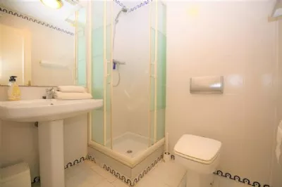 BC1_Shower_room_for_triple_bedroom.JPG