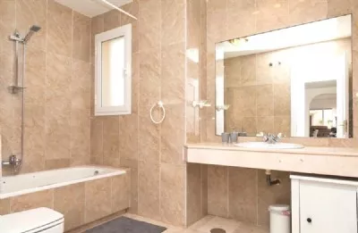 MB7_En-suite_bathroom_with_bathtub_and_overhead_shower.jpg