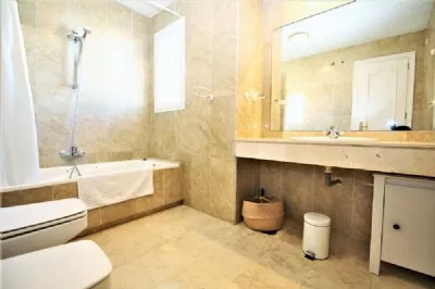 MB7_En-suite_bathroom_with_bathtub_and_overhead_shower.JPG