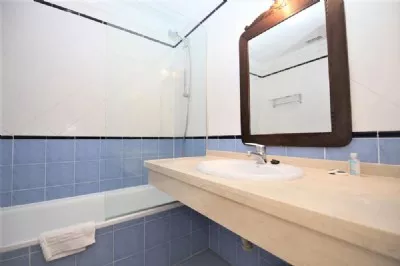 PA2_Family_bathroom_with_bath,_overhead_shower_and_WC_(washing_machine_in_bathroom).JPG