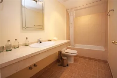 PA8Puerto Alto_Spacious_upstairs_family_bathroom_for_the_twin_bedroom.jpg.png