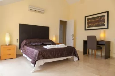 PA8Puerto Alto_Upstairs_master_bedroom_has_kingsize_bed_with_en-suite.JPG