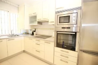 PA9_Modern_kitchen_is_fully_equipped_with_all_the_appliances.JPG