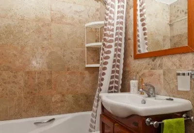 BLANCO_Fully_fitted_bathroom_with_bath_and_overhead_shower_.JPG