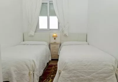 BLANCO_Second_bedroom_with_two_single_beds.JPG