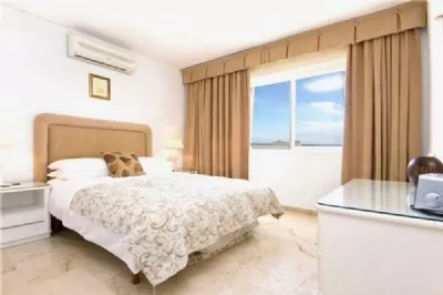 PE02_Master_bedroom_(with_air_conditioning)_has_a_modern_en-suite_bathroom_.jpg.jpg