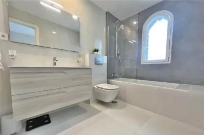 EF2_Master_bedroom_ensuite_with_bath,_overhead_shower,_toilet_and_hand_basin.JPG