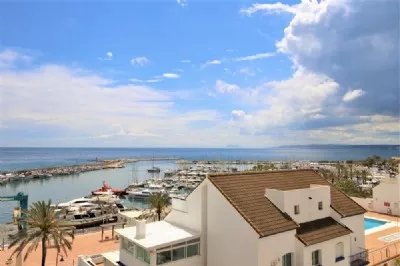 1. EF2_Breathtaking_views_to_the_sea_and_the_marina_from_the_balcony.JPG