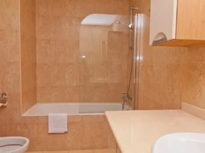 PPMAK_Family_bathroom_with_bath_and_shower.JPG