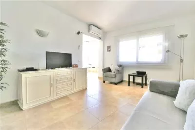 PP2 Bright_and_spacious_lounge_with_air_conditioning_and_international_TV.JPEG