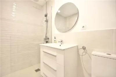 PP5_Family_bathroom_with_shower,_toilet_and_hand_basin.JPG