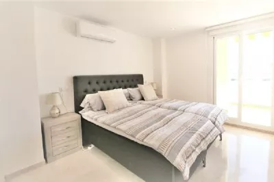 PP5_Bright_master_bedroom_equipped_with_a_king_size_bed_and_air_conditioning.JPG