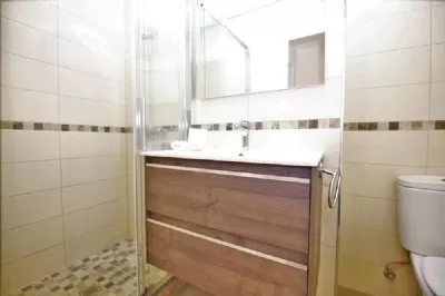 PP8_Second_bathroom_available_with_shower.JPG