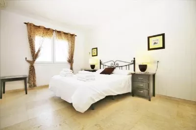 PP8_Master_bedroom_with_king_size_bed_and_en-suite_bathroom.JPG