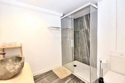KA1_En-suite_bathroom_to_the_second_bedroom_with_shower_cubicle,_toilet_and_hand_basin.JPG