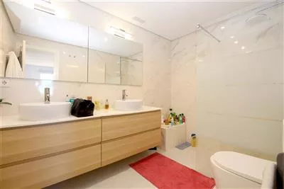 PP7_En-suite_bathroom_to_the_master_bedroom_with_shower,_toilet_and_hand_basin.JPG