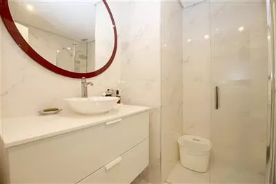 PP7_Family_bathroom_with_shower,_toilet_and_hand_basin.JPG